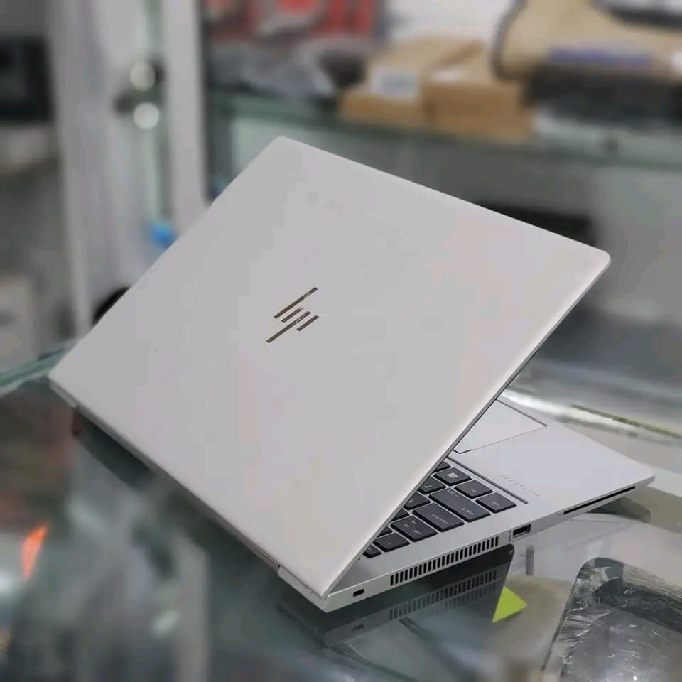 HP Ryzen 745 g6 8gb/256GB i5 touchscreen-2gb graphics
